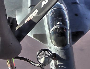 Εναέριος ανεφοδιασμός EA-18G Growler από KC-135 Stratotanker στην επιχείρηση «Inherent Resolve» (βίντεο)